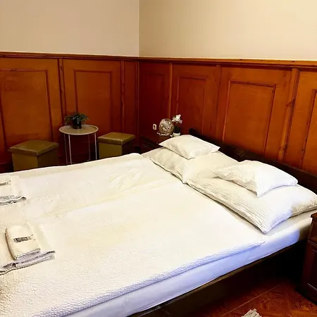 Muskátli Panzió és étterem * Újhartyán