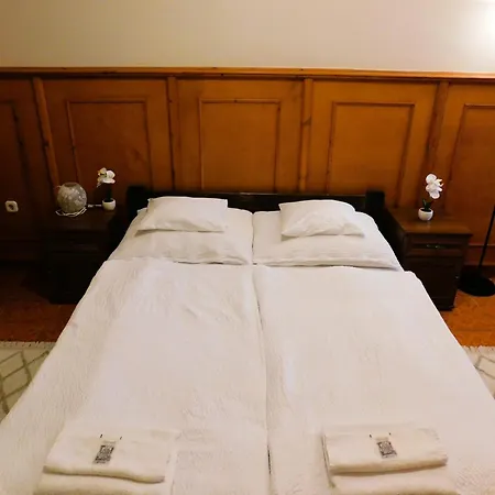 Muskatli Panzio Es Etterem 汽车旅馆 *